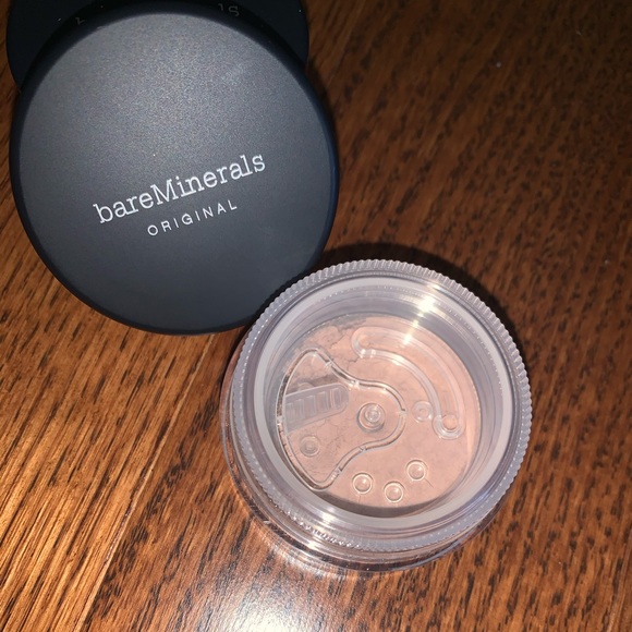 bareMinerals SPF 15 Powder Foundation - Picture 2 of 4